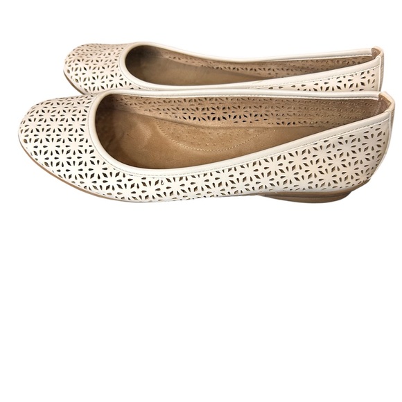 Cliffs by White Mountain White Women’s Size 10 Medium Slip on, intricate design - Picture 3 of 4